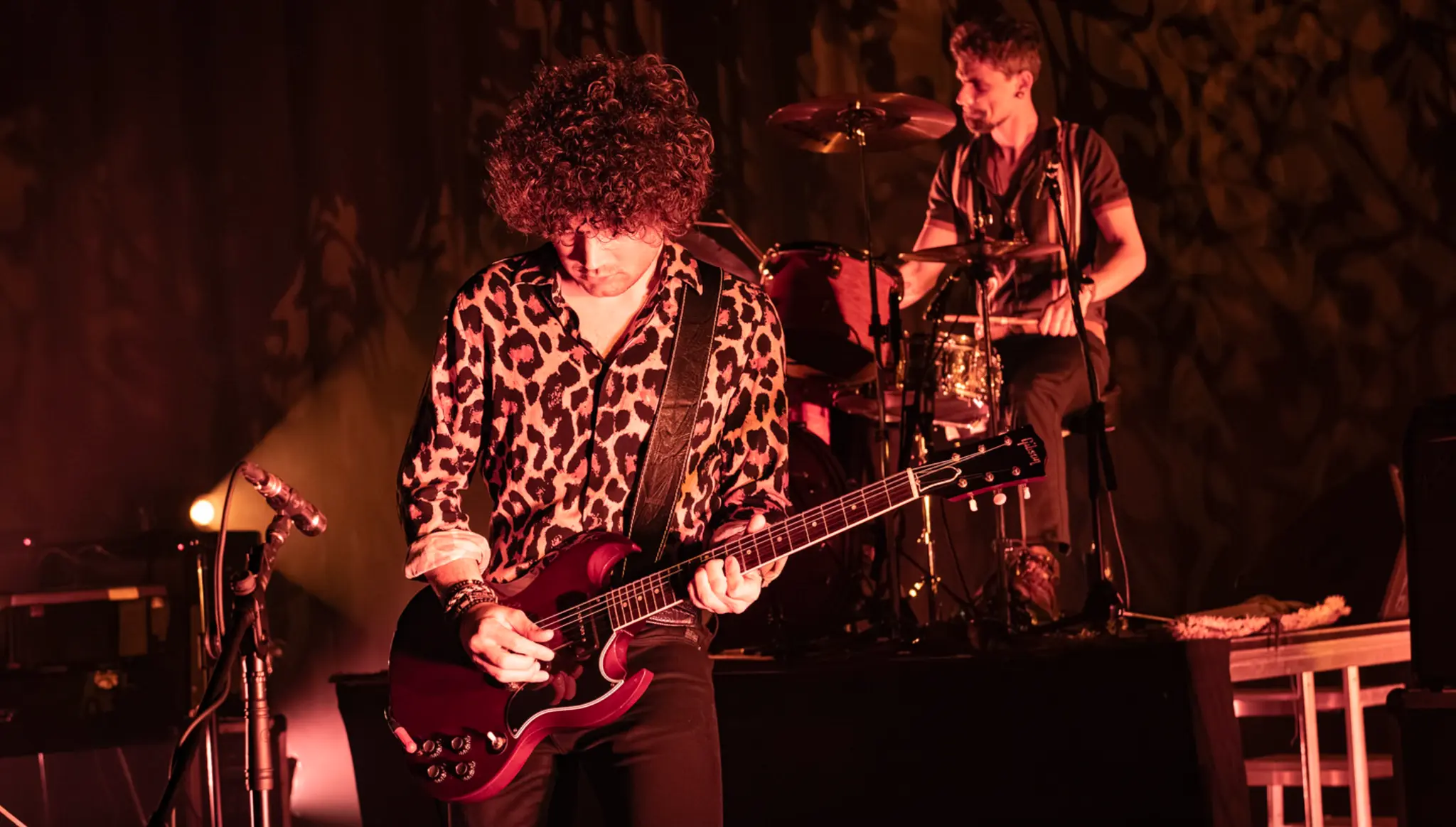 Sander Compeer speelt gitaar met The Doors in Concert
