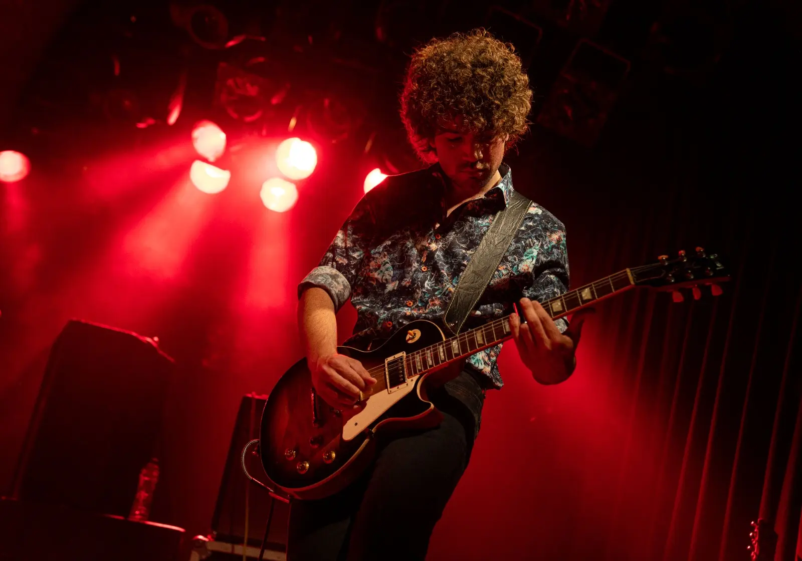 Sander Compeer speelt elektrische gitaar