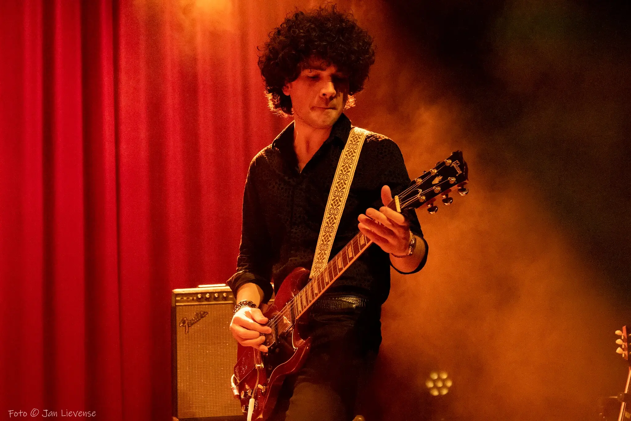 Sander Compeer speelt op een rode Gibson SG