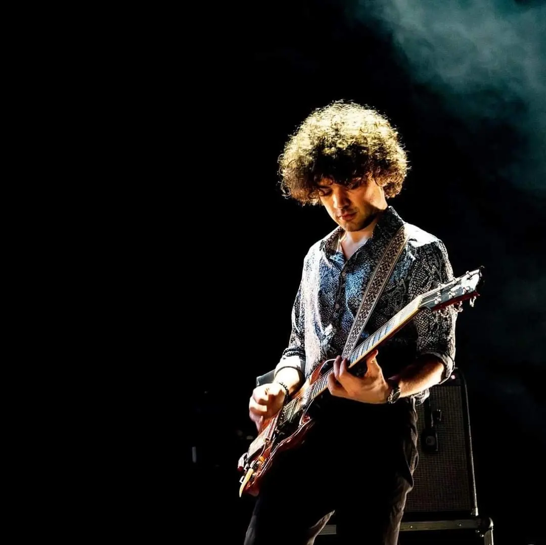 Sander Compeer speelt gitaar op het podium