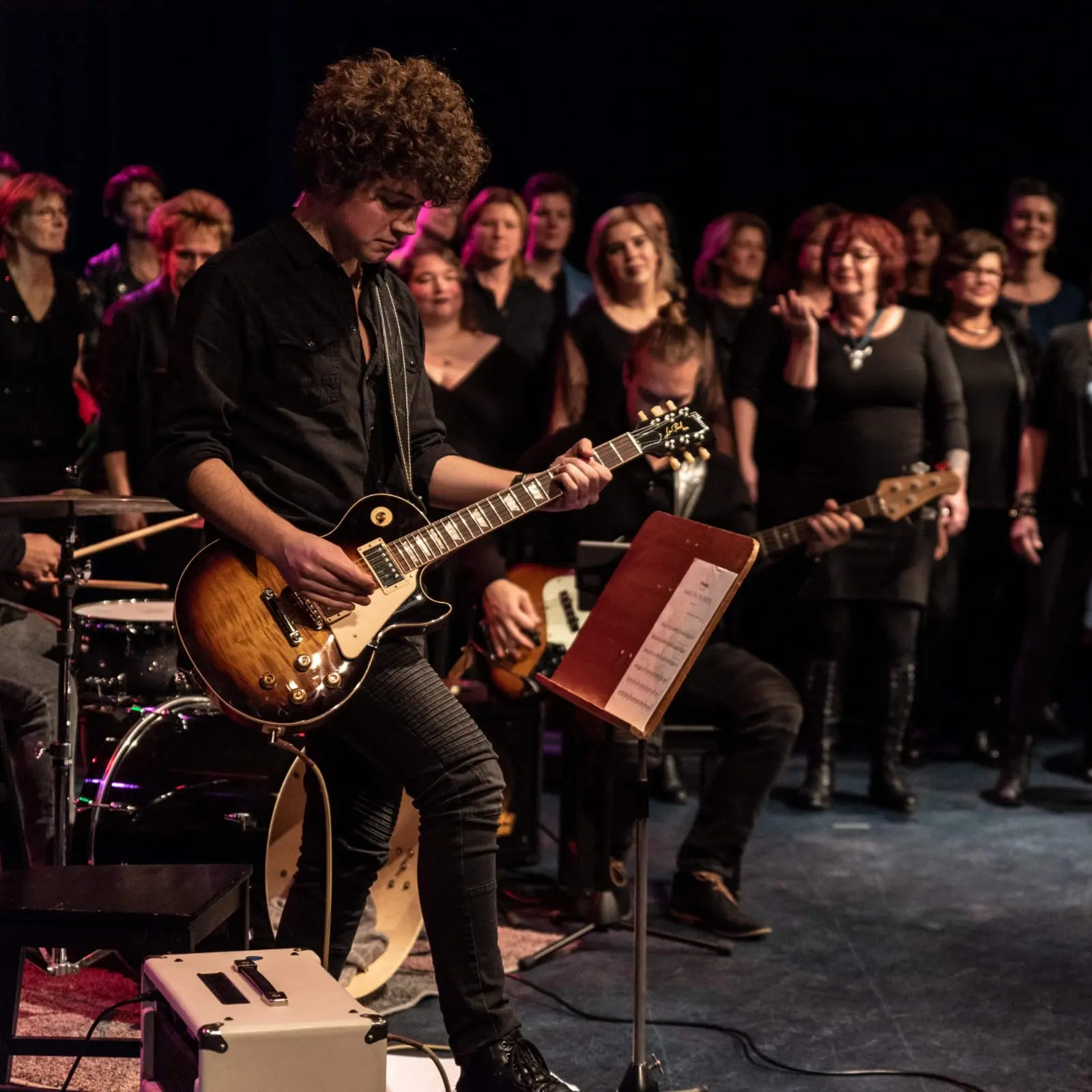 Sander Compeer speelt gitaar tijdens een muziekproductie