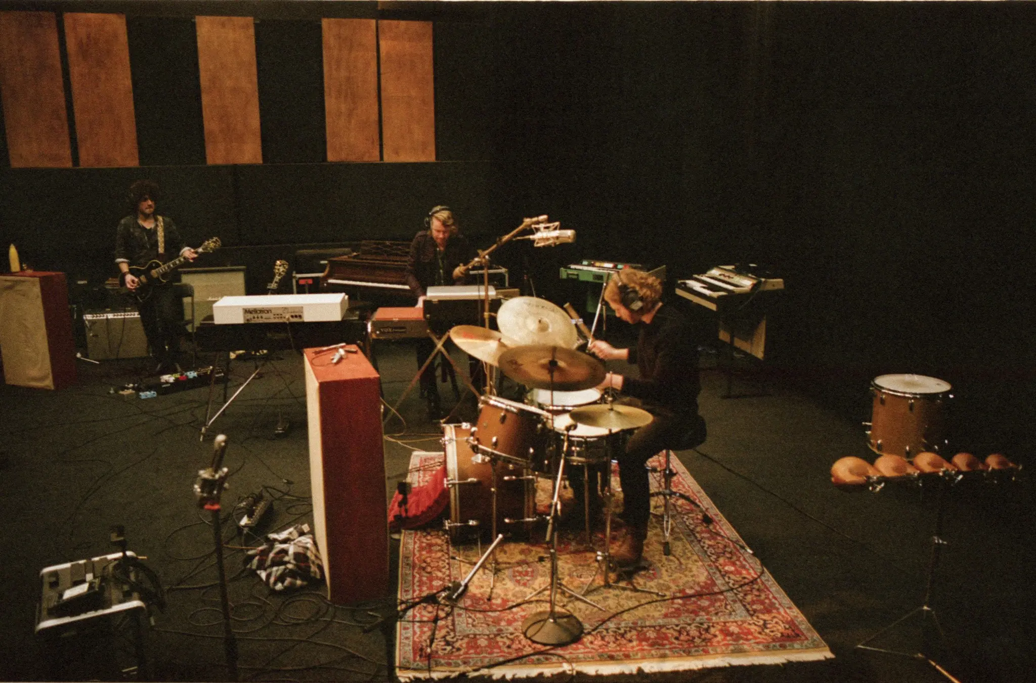 Yes Mother neemt muziek op in de studio